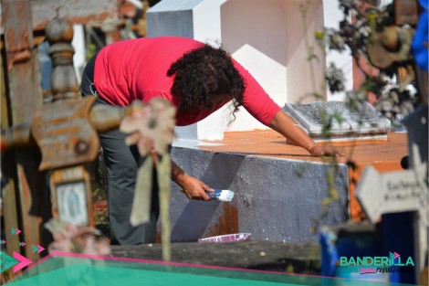 El día de hoy autoridades municipales de Banderilla, proporcionaron a la ciudadanía banderillense que visitó el panteón municipal,  pintura para engalanar el lugar  en estos días de Todos Santos.  