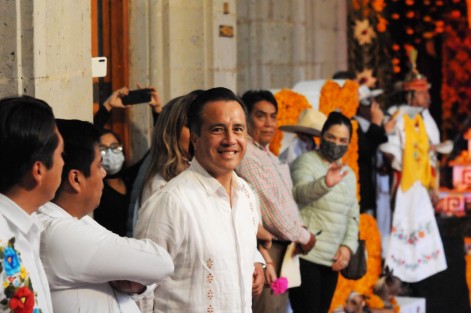 El gobernador Cuitláhuac García inauguró el altar de muertos de Palacio de Gobierno, elaborado por él y sus colaboradores. 