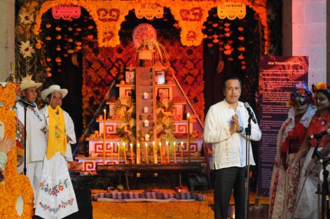 El gobernador Cuitláhuac García inauguró el altar de muertos de Palacio de Gobierno, elaborado por él y sus colaboradores. 