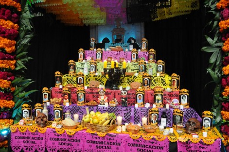 El gobernador Cuitláhuac García inauguró el altar de muertos de Palacio de Gobierno, elaborado por él y sus colaboradores. 