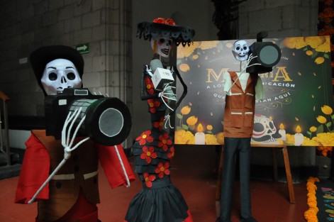 El gobernador Cuitláhuac García inauguró el altar de muertos de Palacio de Gobierno, elaborado por él y sus colaboradores. 