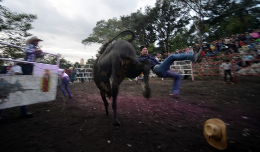 En el rancho Fantasma, propiedad del señor Serafín Lagunes Bravo, en el municipio de San Pablo Coapa, como desde hace cinco años desde las cuatro de la tarde al menos cien personas se dieron cita para festejar a San Judas Tadeo con un jaripeo en su honor.