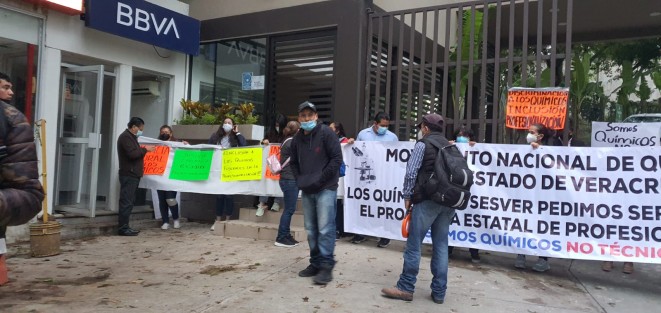 Integrantes del Movimiento Nacional de Químicos tomaron las oficinas de la Secretaría de Salud de Veracruz, solicitando ser incluidos en el programa estatal de profesionalización,
