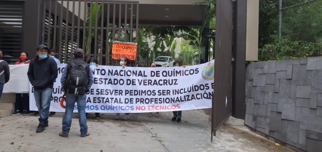 Al ser excluidos de tal convocatoria se les impide acceder a mejores salarios y prestaciones laborales. <em>Somos químicos, no técnicos</em> expresaron. 