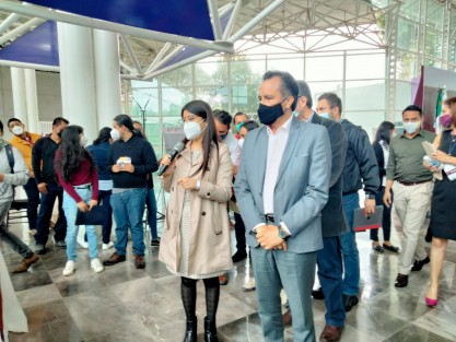 El Gobernador Cuitláhuac García Jiménez, inauguró la Feria Nacional de Empleo para la Reactivación Económica Sector Servicios y Comercio, que congrega a, por lo menos, 180 empresas con una oferta superior a los mil 500 puestos de trabajo, tanto en Xalapa como en eventos simultáneos y virtuales en Boca del Río, Coatzacoalcos, Córdoba, Pánuco y Poza Rica.

