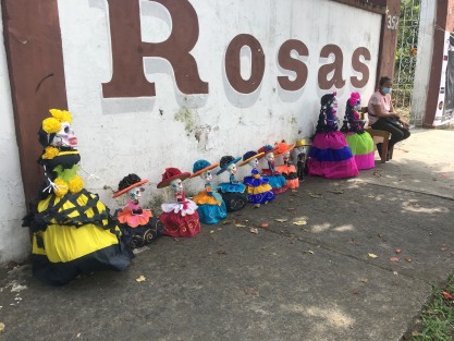 Con la temporada de Días de Muertos, no sólo empresarios buscan mejorar sus ingresos, sino otras personas con creatividad, como esta mujer que ofrece catrinas a las afueras de la Quinta de las Rosas, en la capital veracruzana. 
