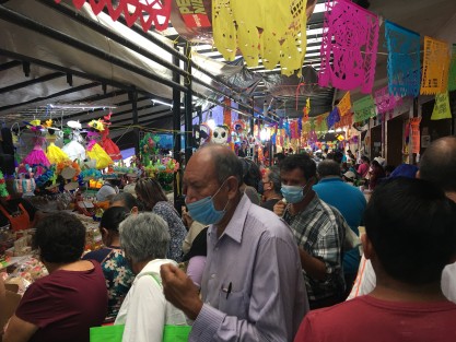 El Ayuntamiento de Xalapa invita a través de redes sociales a evitar aglomeraciones. Así lucen los mercados. 