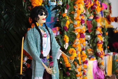El Gobernador Cuitláhuac García recorrió la muestra de altares por el Día de Muertos, que realizaron en el Poder Judicial, en compañía de la Magistrada Presidenta Isabel Inés Romero Cruz.