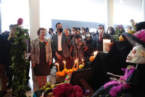 El Gobernador Cuitláhuac García recorrió la muestra de altares por el Día de Muertos, que realizaron en el Poder Judicial, en compañía de la Magistrada Presidenta Isabel Inés Romero Cruz.