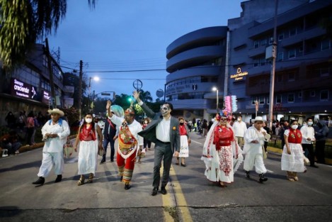 El gobernador de Veracruz, Cuitláhuac García Jiménez, participó en el Desfile de Catrinas organizado por Gobierno del Estado, el cual partió desde el Teatro del Estado .