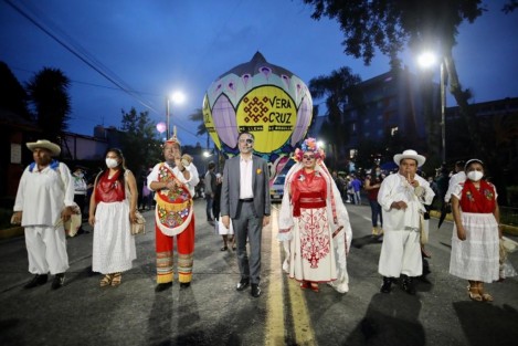El gobernador de Veracruz, Cuitláhuac García Jiménez, participó en el Desfile de Catrinas organizado por Gobierno del Estado, el cual partió desde el Teatro del Estado .