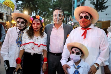 El gobernador de Veracruz, Cuitláhuac García Jiménez, participó en el Desfile de Catrinas organizado por Gobierno del Estado, el cual partió desde el Teatro del Estado .