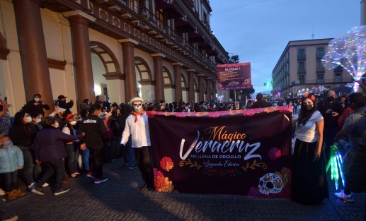 Partiendo desde el Teatro del Estado, hasta llegar a plaza Lerdo, el Desfile de Catrinas que organizó Gobierno del Estado, congregó a miles de personas, con lo que da inicio a eventos masivos después de 19 meses de pandemia en la entidad.