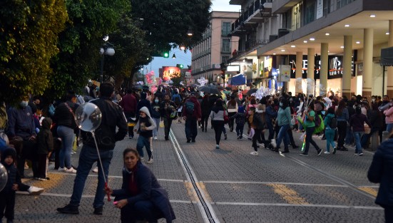Partiendo desde el Teatro del Estado, hasta llegar a plaza Lerdo, el Desfile de Catrinas que organizó Gobierno del Estado, congregó a miles de personas, con lo que da inicio a eventos masivos después de 19 meses de pandemia en la entidad.