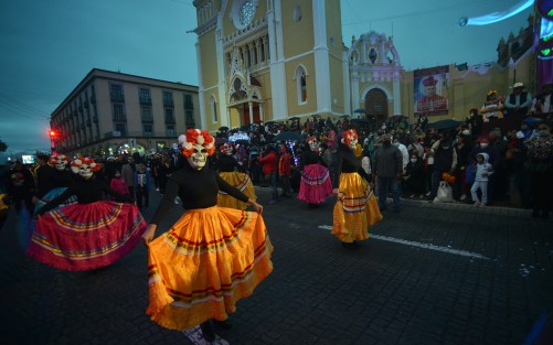 Partiendo desde el Teatro del Estado, hasta llegar a plaza Lerdo, el Desfile de Catrinas que organizó Gobierno del Estado, congregó a miles de personas, con lo que da inicio a eventos masivos después de 19 meses de pandemia en la entidad.