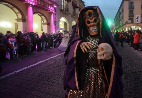 Con mucha alegría por parte de los participantes, durante dos horas los congregados disfrutaron de música y disfraces con motivo del Día de Muertos.