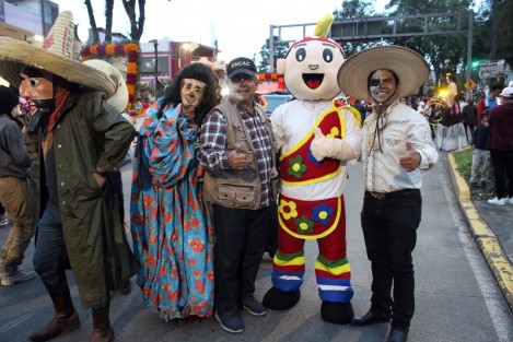 El H. Ayuntamiento de Teocelo, presente en el Desfile de las Catrinas organizado por el Gobierno del Estado, en el marco de los festejos de los Fieles Difuntos y Todos Santos .