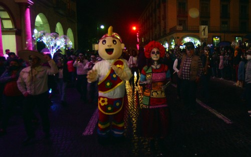 El H. Ayuntamiento de Teocelo, presente en el Desfile de las Catrinas organizado por el Gobierno del Estado, en el marco de los festejos de los Fieles Difuntos y Todos Santos .