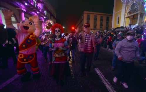 El H. Ayuntamiento de Teocelo, presente en el Desfile de las Catrinas organizado por el Gobierno del Estado, en el marco de los festejos de los Fieles Difuntos y Todos Santos .