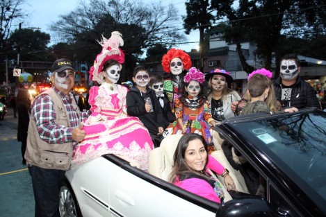 El H. Ayuntamiento de Teocelo, presente en el Desfile de las Catrinas organizado por el Gobierno del Estado, en el marco de los festejos de los Fieles Difuntos y Todos Santos .