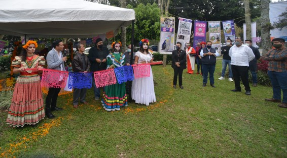 Los integrantes de la Sociedad Veracruzana de Caricaturistas en compañía de Iván Joseph Luna Landa, coordinador de Comunicación Social del Gobierno del Estado de Veracruz; y Alfredo Valenzuela López, director de la revista Fundamentos, inauguraron la Expo Caricatura,  ofrenda al periodista, en el nuevo espacio  Jardín de la Caricatura, ubicado sobre la avenida Xalapa, esquina Primero de Mayo. 