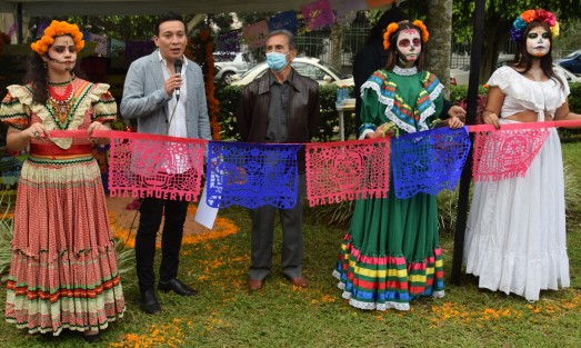 Los integrantes de la Sociedad Veracruzana de Caricaturistas en compañía de Iván Joseph Luna Landa, coordinador de Comunicación Social del Gobierno del Estado de Veracruz; y Alfredo Valenzuela López, director de la revista Fundamentos, inauguraron la Expo Caricatura,  ofrenda al periodista, en el nuevo espacio  Jardín de la Caricatura, ubicado sobre la avenida Xalapa, esquina Primero de Mayo. 