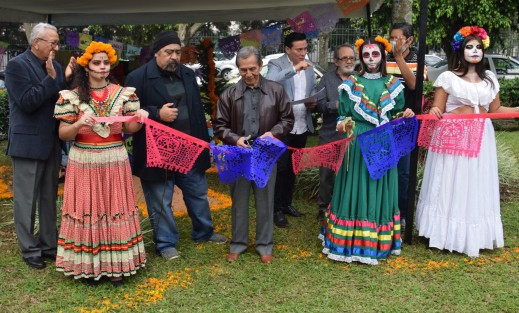 Los integrantes de la Sociedad Veracruzana de Caricaturistas en compañía de Iván Joseph Luna Landa, coordinador de Comunicación Social del Gobierno del Estado de Veracruz; y Alfredo Valenzuela López, director de la revista Fundamentos, inauguraron la Expo Caricatura,  ofrenda al periodista, en el nuevo espacio  Jardín de la Caricatura, ubicado sobre la avenida Xalapa, esquina Primero de Mayo. 