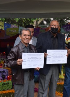 El maestro Nicanor Juans y Fernando Morales recibieron un merecido reconocimiento por su larga trayectoria en la creación de las tradicionales calaveras. 