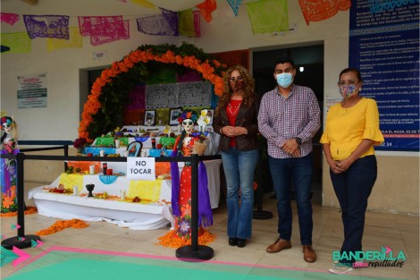 Con la colocación de altares, en el Ayuntamiento de Banderilla se fortalece la tradición de Todos Santos por la importancia cultural y social que posee, y por los lazos que refuerza, destacando la identidad, cultura gastronómica, memoria histórica y convivencia. 
