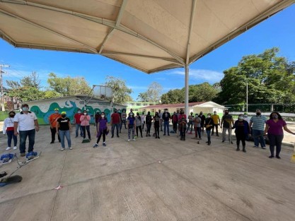 Este fin de semana, de manera solidaria el equipo de la Subsecretaría de Turismo, Oficina de Programa de Gobierno y UPECE de la SEV unieron esfuerzos a personal docente y padres de familia de la primaria Jesús Reyes Heroles en Xalapa, con la campaña voluntaria de #TequioPorMiEscuela para acondicionar y dar mantenimiento a las escuelas de nuestro estado.