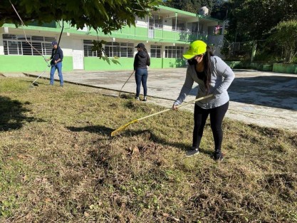 Este fin de semana, de manera solidaria el equipo de la Subsecretaría de Turismo, Oficina de Programa de Gobierno y UPECE de la SEV unieron esfuerzos a personal docente y padres de familia de la primaria Jesús Reyes Heroles en Xalapa, con la campaña voluntaria de #TequioPorMiEscuela para acondicionar y dar mantenimiento a las escuelas de nuestro estado.
