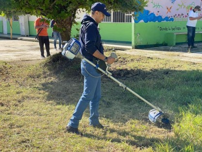 Este fin de semana, de manera solidaria el equipo de la Subsecretaría de Turismo, Oficina de Programa de Gobierno y UPECE de la SEV unieron esfuerzos a personal docente y padres de familia de la primaria Jesús Reyes Heroles en Xalapa, con la campaña voluntaria de #TequioPorMiEscuela para acondicionar y dar mantenimiento a las escuelas de nuestro estado.