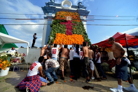 Don Benjamín Olmos Colorado por cinco años consecutivos, en compañía de amigos, familiares y creyentes de la Santa Muerte realizaron una vez el arco floral para honrarla y recordar a todas las almas olvidadas por la gente.