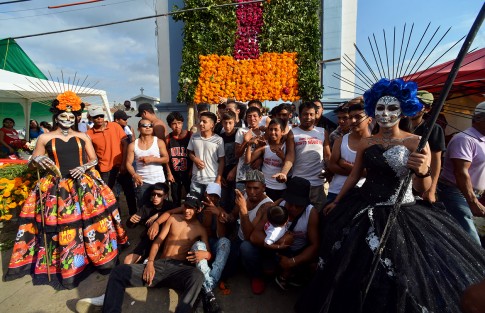Don Benjamín Olmos Colorado por cinco años consecutivos, en compañía de amigos, familiares y creyentes de la Santa Muerte realizaron una vez el arco floral para honrarla y recordar a todas las almas olvidadas por la gente.