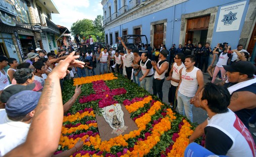 Don Benjamín Olmos Colorado por cinco años consecutivos, en compañía de amigos, familiares y creyentes de la Santa Muerte realizaron una vez el arco floral para honrarla y recordar a todas las almas olvidadas por la gente.