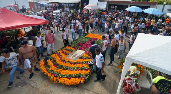 En la colonia Lázaro Cárdenas de la ciudad de Coatepec, creyentes de la Santa Muerte o niña blanca como le dicen ellos, se congregan en la calle Villa Rica para realizarle rezos nueve días antes del 31 de de octubre de cada año  y armar el arco floral que es cargado por su creyentes  hasta el panteón de esta ciudad.
