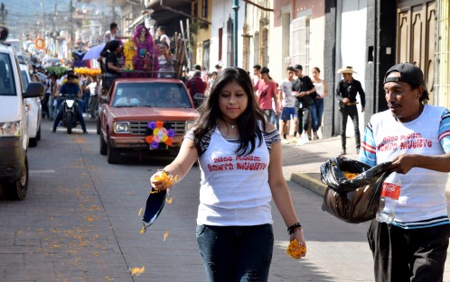 Jovencitas caracterizadas de la  santa muerte, automóviles adornados con flores e imágenes acompañan durante el recorrido del arco floral, que es cargado por los creyentes hasta la puerta del panteón de ese municipio, donde habrá de ser colocado.