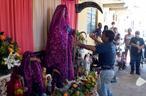Durante al menos dos horas que dura el recorrido del arco, los devotos de la Santa Muerte gritan porras  y escuchan música, además de lanzar cohetes para hacer saber a los demás pobladores que están de fiesta, además de tomarse sus tragos de aguardiente para hacer menos pesado el trayecto recorrido.