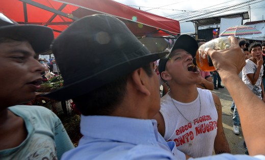 Durante al menos dos horas que dura el recorrido del arco, los devotos de la Santa Muerte gritan porras  y escuchan música, además de lanzar cohetes para hacer saber a los demás pobladores que están de fiesta, además de tomarse sus tragos de aguardiente para hacer menos pesado el trayecto recorrido.