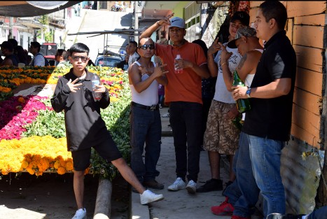 Durante al menos dos horas que dura el recorrido del arco, los devotos de la Santa Muerte gritan porras  y escuchan música, además de lanzar cohetes para hacer saber a los demás pobladores que están de fiesta, además de tomarse sus tragos de aguardiente para hacer menos pesado el trayecto recorrido.