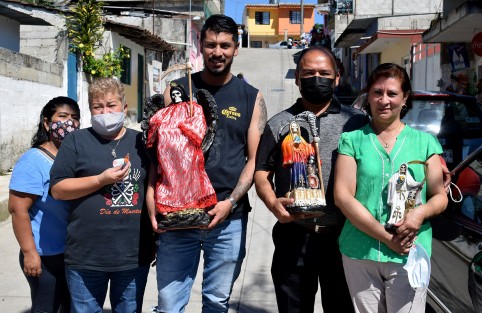 Durante al menos dos horas que dura el recorrido del arco, los devotos de la Santa Muerte gritan porras  y escuchan música, además de lanzar cohetes para hacer saber a los demás pobladores que están de fiesta, además de tomarse sus tragos de aguardiente para hacer menos pesado el trayecto recorrido.