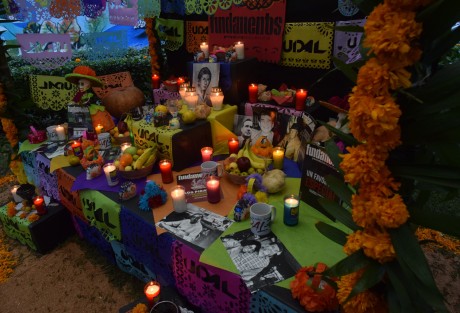  La Expo caricatura, Ofrenda al Periodista, presentó su altar de muertos dedicado a los periodistas veracruzanos más recordados por su ejercicio profesional.