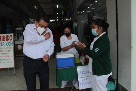 En varios puntos del centro de la ciudad de Xalapa, personal de la clínica 66 del IMSS aplica ya la vacuna contra la influenza. Estarán  durante varios  días de noviembre, a partir de las 9:30 horas, hasta acabar con todas las dosis disponibles.