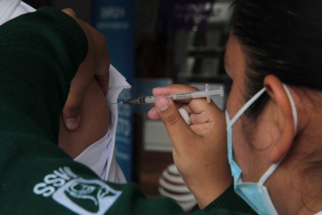 En varios puntos del centro de la ciudad de Xalapa, personal de la clínica 66 del IMSS aplica ya la vacuna contra la influenza. Estarán  durante varios  días de noviembre, a partir de las 9:30 horas, hasta acabar con todas las dosis disponibles.