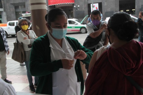 En varios puntos del centro de la ciudad de Xalapa, personal de la clínica 66 del IMSS aplica ya la vacuna contra la influenza. Estarán  durante varios  días de noviembre, a partir de las 9:30 horas, hasta acabar con todas las dosis disponibles.