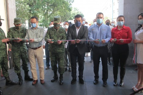 Con la presencia de autoridades militares y de gobierno, se inauguró la exposición fotográfica  <em>200 años de la lealtad </em>, en los bajos del Palacio de Gobierno.  