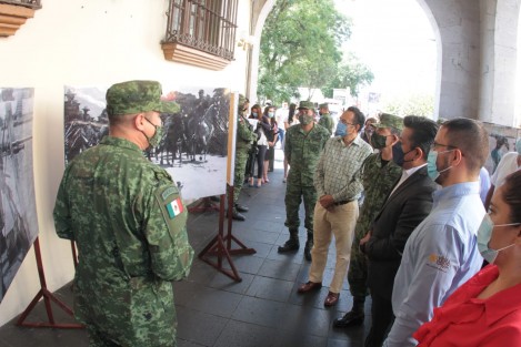 Con la presencia de autoridades militares y de gobierno, se inauguró la exposición fotográfica  <em>200 años de la lealtad </em>, en los bajos del Palacio de Gobierno.  