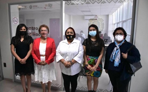 La Magistrada Isabel Inés Romero Cruz, titular del Poder Judicial del Estado en compañía de la Directora General del Centro de Conciliación Laboral de Veracruz, Diana Aróstegui Carballo, la Secretaria del Trabajo y Previsión Social del Estado, Dorheny García Cayetano, y la Diputada Presidenta de la Comisión del Trabajo y Previsión Social del Congreso del Estado, Adriana Esther Martínez Sánchez, realizaron un recorrido en la Delegación Regional del Centro de Conciliación Laboral con sede en Boca del Río.
