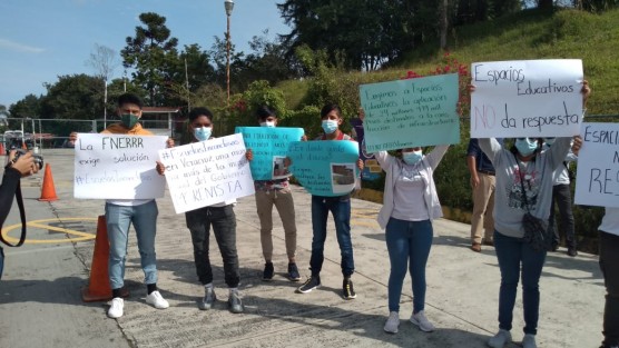 Jóvenes antorchistas del FNERRR se manifestaron en las instalaciones de Espacios Educativos para exigir la conclusión de obras en planteles escolares. Señalan que no se les paga a las constructoras y por ello las obras se detienen. Declararon que algunas obras son desde hace 6 años. 