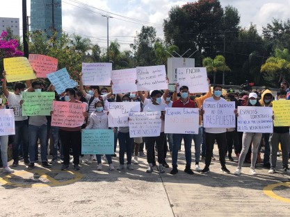 Jóvenes antorchistas del FNERRR se manifestaron en las instalaciones de Espacios Educativos para exigir la conclusión de obras en planteles escolares. Señalan que no se les paga a las constructoras y por ello las obras se detienen. Declararon que algunas obras son desde hace 6 años. 